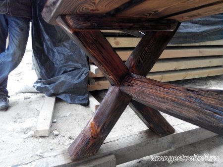 Скамейки из дерева.