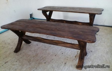Скамейки из дерева.