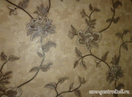 Коричневые обои в зале - рисунок цветы