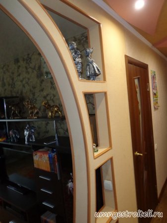 Полуарка из гипсокартона с полочками.