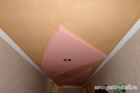 Трёх ярусный потолок из гипсокартона в коридоре облагороженный обоями