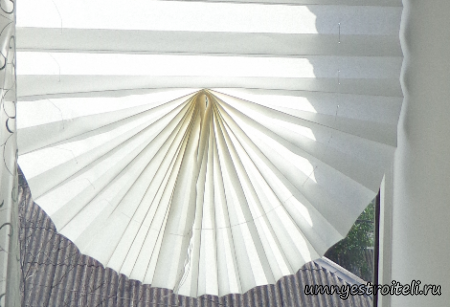 элегантное завершение жалюзи из обоев - павлиний хвост