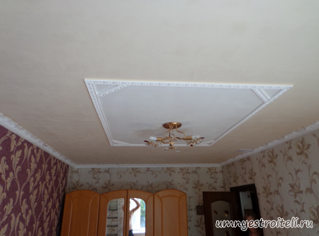 одноярусный потолок из гипсокартона с узорами из плинтуса.