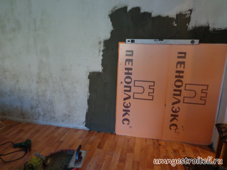 проверяем уровнем пенопласт