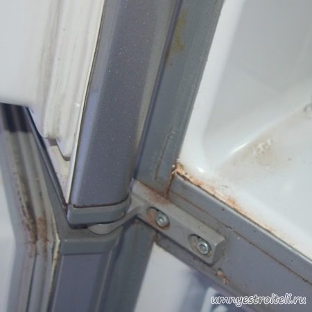 поржавевший холодильник