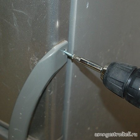 снимаем ручку у холодильника