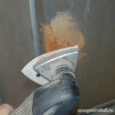 зачищаем от ржавчины возле ручки