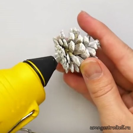 Наносим клей на основание шишки