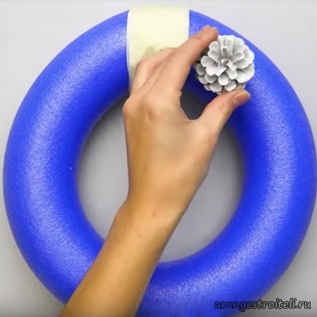 обклеиваем форму шишками