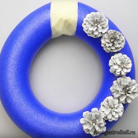 клеим большие шишки по центру венка