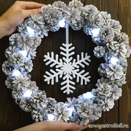 венок из белых шишек