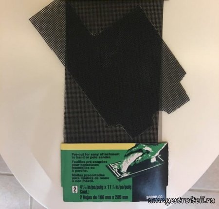 Удаление на унитазе налёта затирочной сеткой