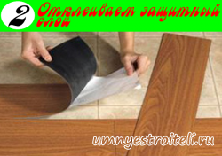 Отклеиваем с плитки ПВХ защитный слой