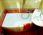Маленькая ванная комната в красных и песочных тонах