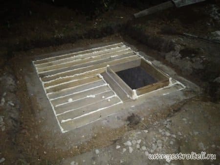 накрыть сливную яму