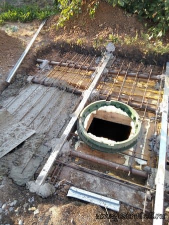заливка плиты канализационной ямы