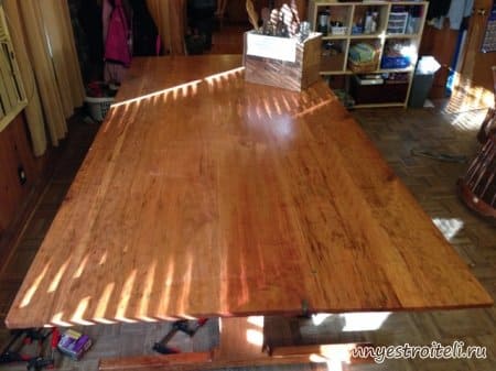 Отремонтировали поломанный стол