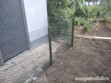 Низкий забор из сетки рабица