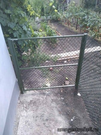 Ворота у забора из сетки рабицы