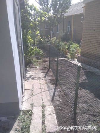 Красивый забор из сетки рабица