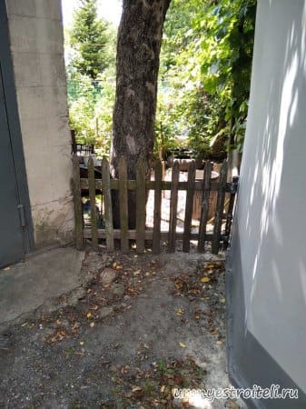 Забор из сетки рабицы был деревянный забор