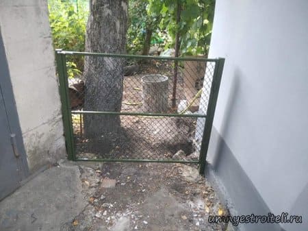 Забор из сетки рабицы в дачном участке