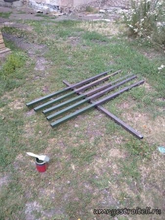 Забор из сетки рабицы красим стойки