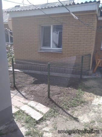 Небольшой забор из сетки рабица