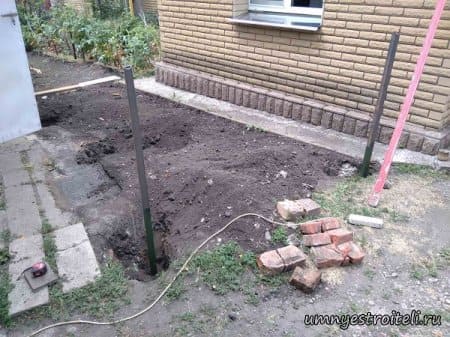 Забор из сетки рабицы бетонируем столбы