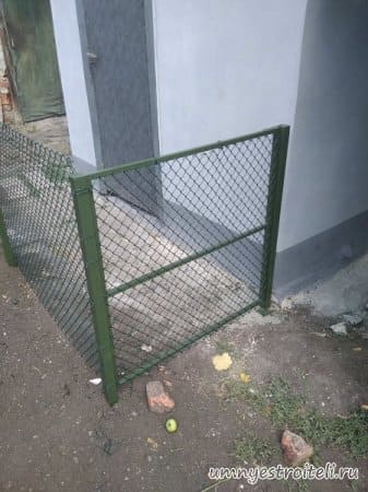 Забор из сетки рабицы в частном доме
