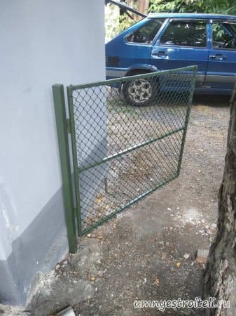 Чёрный вход из из сетки рабица