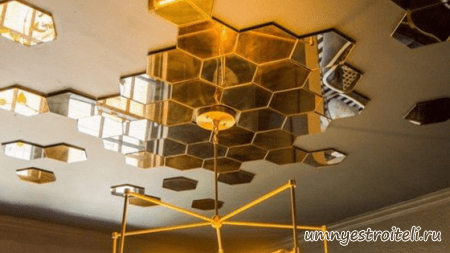 Зеркальный потолок на кухне