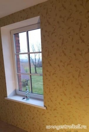 Поклейка золотистых обоев с вензелями в частном доме