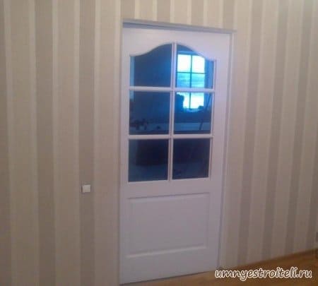 Оклейка стен полосатыми обоями в частном доме города Донецка.