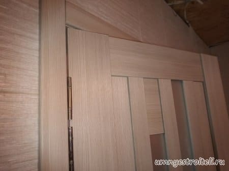 Двери в ванной повесили на две петли