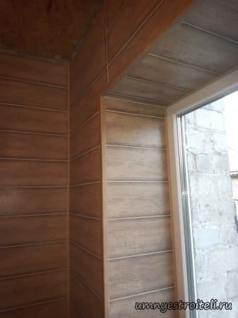 Ремонт ванной откос из плитки облагороженный деревом