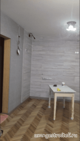 Поклейка стен обоями в Донецке и укладка узкой белой плитки на стены