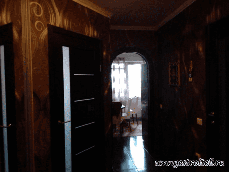 Оклейка стен в Донецке обоями с вензелями тёмные