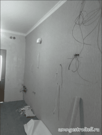 Серые обои на стене