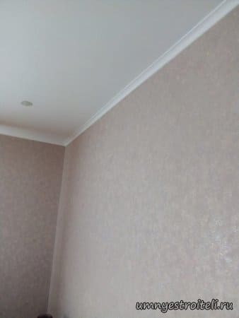 Поклейка обоев в стиле декоративной шпаклёвки на стены в спальне