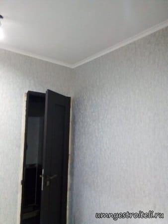 Поклейка обоев на стены в спальне