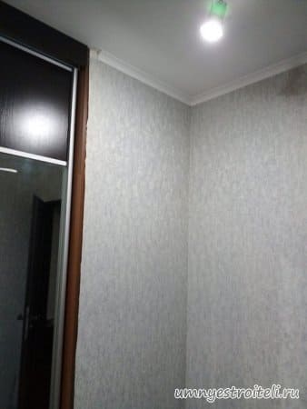 Поклейка обоев на стены в зале без узоров