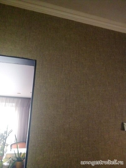 Поклейка обоев в коридоре