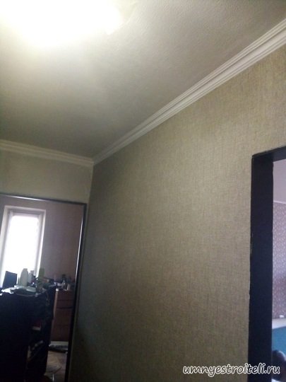 Поклейка обоев в коридоре Донецк