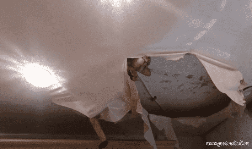 Порванный натяжной потолок