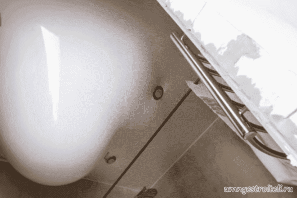 затопили натяжной потолок