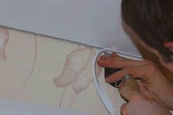 Отхождение контурной резинки на натяжном потолке