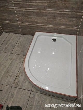 сборка и установка душевой кабины в пристройке к дому