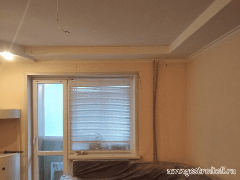 Начало ремонта в зале стены и потолок