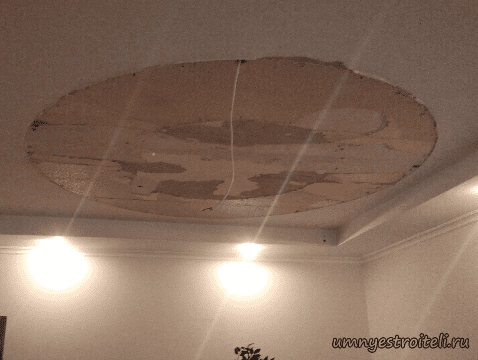 Демонтаж обоев с потолка в зале